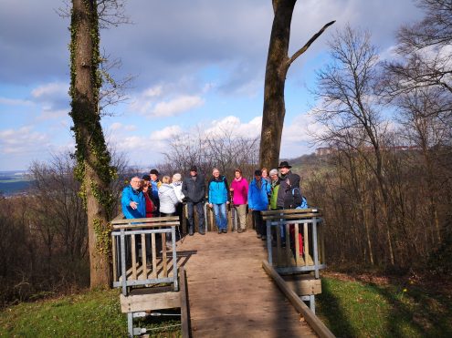 Aussichtsplattform auf dem Höhenrandweg mit Blick auf das Schloß